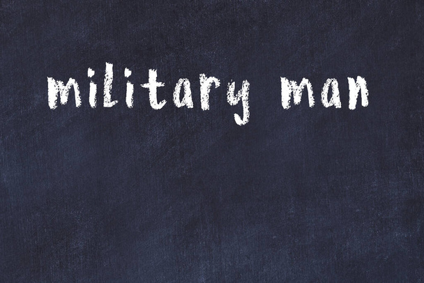 Tablica z napisem wojskowy z napisem na niej - Zdjęcie, obraz