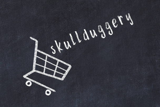 Σχέδιο κιμωλία του καλάθι αγορών και λέξη skullduggery σε μαύρο chalboard. Έννοια της παγκοσμιοποίησης και της μαζικής κατανάλωσης. - Φωτογραφία, εικόνα