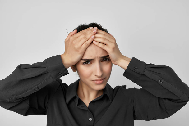 Frau hält ihren Kopf, Migräne, Kopfschmerzen - Foto, Bild
