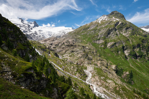 Fluss und Gletscher in den österreichischen Alpen (bei Großvenediger) bei sommerblauem Himmel - Foto, Bild