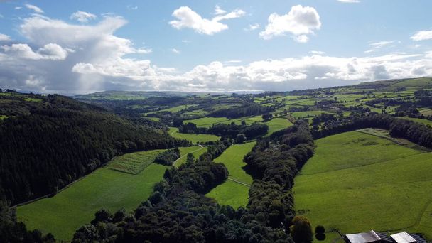 Fotografia aérea de Glenarm Forest e Glen County Antrim Irlanda do Norte  - Foto, Imagem