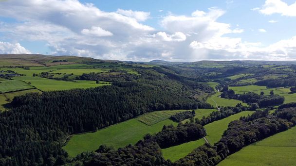 Luftaufnahme von Glenarm Forest und Glen County Antrim Nordirland  - Foto, Bild