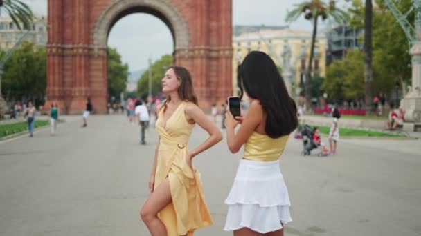 Nainen valokuvaus naisten paras ystävä ulkona lähellä historiallista rakennusta - Materiaali, video