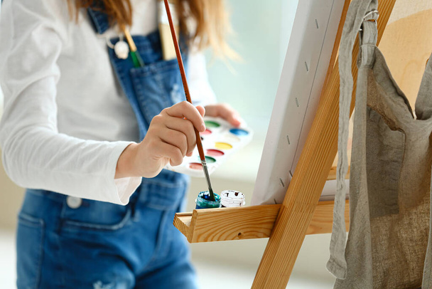 Симпатична дівчинка малює вдома
 - Фото, зображення