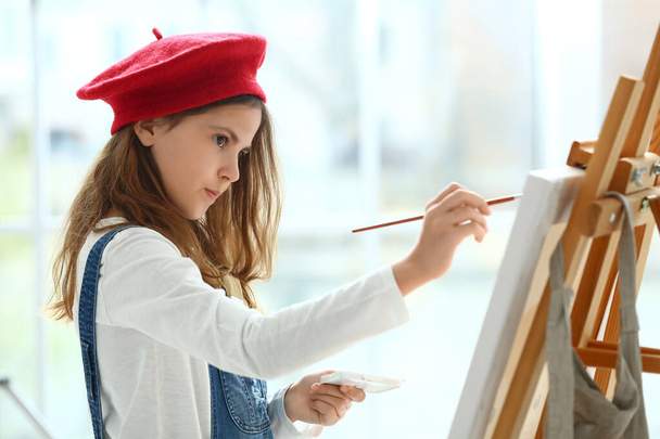 Söpö pieni tyttö maalaus kotona
 - Valokuva, kuva
