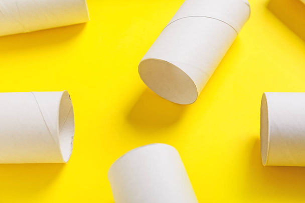 Empty toilet paper tubes on color background, closeup - Foto, Bild