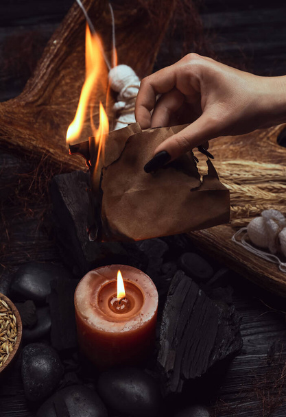 Bruja malvada realizando ritual en la mesa - Foto, Imagen