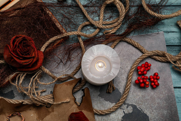 Ингредиенты для ритуала ведьмы на столе - Фото, изображение