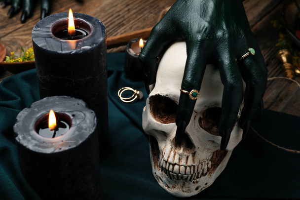 Zlá čarodějnice vykonávající rituál u stolu - Fotografie, Obrázek