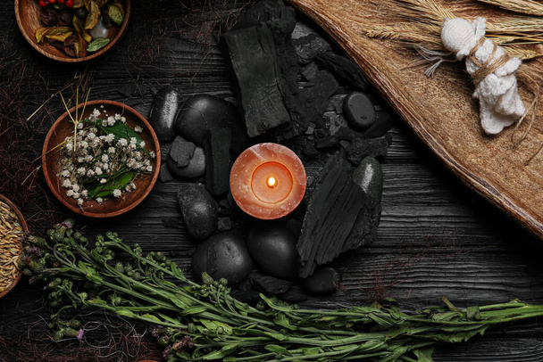 Ingredienti per il rituale della strega in tavola - Foto, immagini