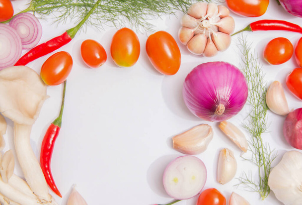 Bio frisches buntes Gemüse mit Kartoffeln, Tomaten, Koriander, Chili, Zwiebeln. Minimalismus auf weißem Hintergrund. Kopieren Sie Platz für Ihren Text. - Foto, Bild
