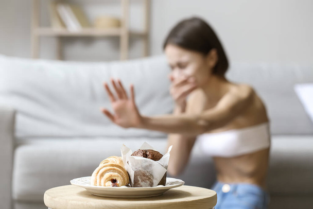 拒食症の若い女性が家で食事を拒否 - 写真・画像