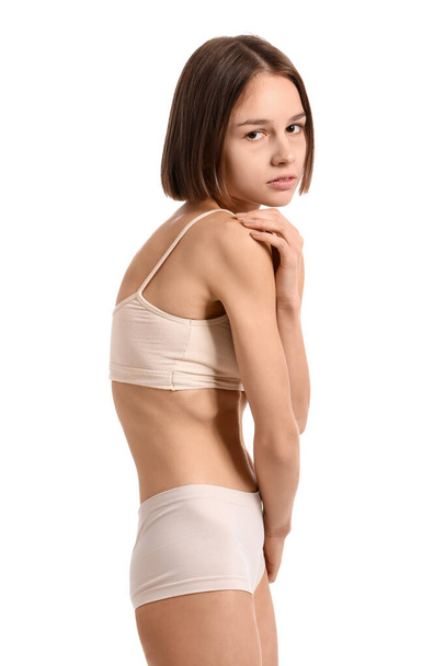 Mujer flaca joven sobre fondo blanco. Concepto de anorexia - Foto, Imagen