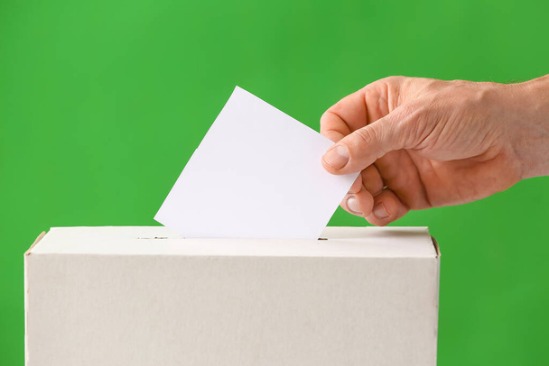 Homem votando perto da urna no fundo de cor - Foto, Imagem