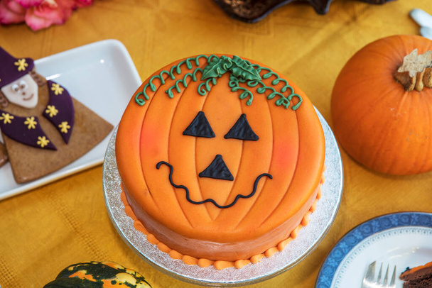 Nieuwigheid taart gedecoreerd met marsepein en slagroom in Halloween-thema. - Foto, afbeelding