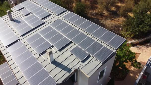 Esterno domestico con pannelli solari che utilizzano la luce solare come fonte di energia elettrica alternativa - Filmati, video