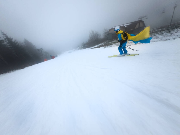 giovane sciatrice scivolo giù da nevoso pendio inverno nebbia tempo copia spazio. - Foto, immagini