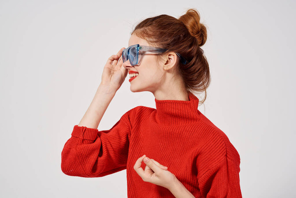 γυναίκα σε ένα κόκκινο πουλόβερ Lifestyle Studio διασκεδαστικό μοντέλο - Φωτογραφία, εικόνα
