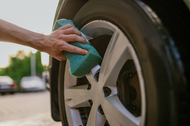 Homme utilisant éponge, lavage de voiture à la main - Photo, image