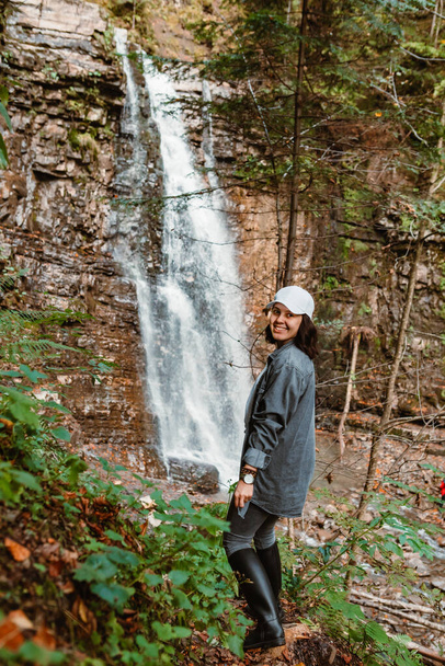 femme randonneur profiter de la vue de cascade copie espace - Photo, image