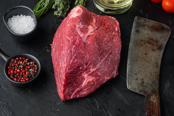 Szarvasmarhahús nyers készlet régi hentes bárd kés, fekete alapon - Fotó, kép