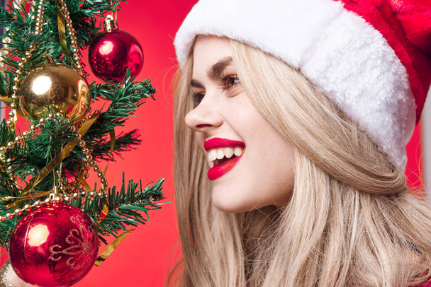 Χαρούμενη γυναίκα χριστουγεννιάτικη διακόσμηση διακοπές glamor close-up - Φωτογραφία, εικόνα