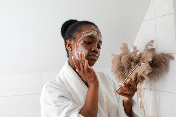 Nainen selvittämässä tehdä ihonhoito menettelyjä kotona - Valokuva, kuva