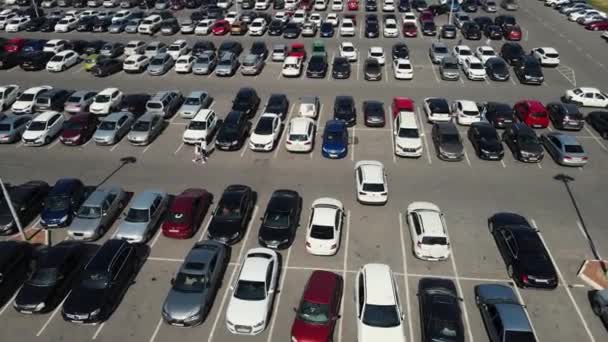 Imágenes 4K del dron moviéndose a lo largo de un estacionamiento lleno de coches - Imágenes, Vídeo