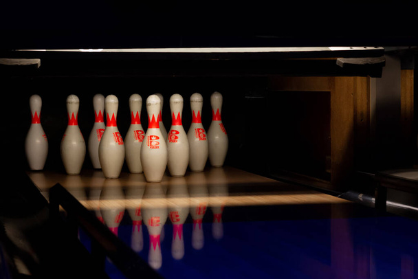 the skittles placed on the bowling alley in the bowling club - Foto, Imagem