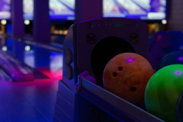 Bowling kulübünde renkli bowling topları - Fotoğraf, Görsel
