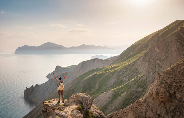 Junger Mann reist allein vor der Kulisse der Berge - Foto, Bild