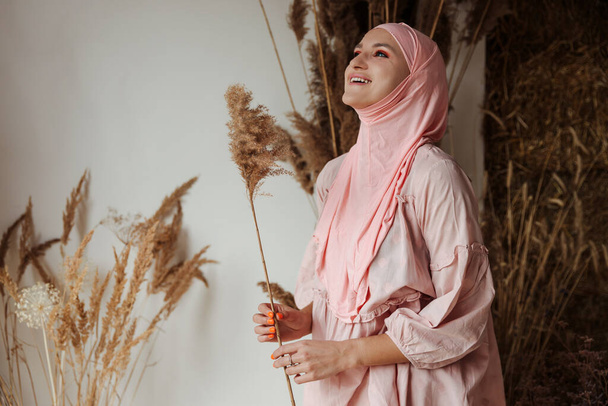 Porträt einer schönen muslimischen arabischen Frau, die einen pinkfarbenen Hijab trägt. Hochwertiges Foto - Foto, Bild