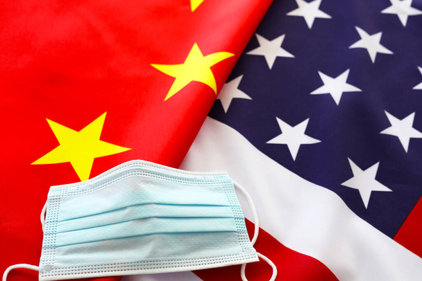 Máscara facial Covid 19 con banderas de China y Estados Unidos Epidemic Health - Foto, imagen