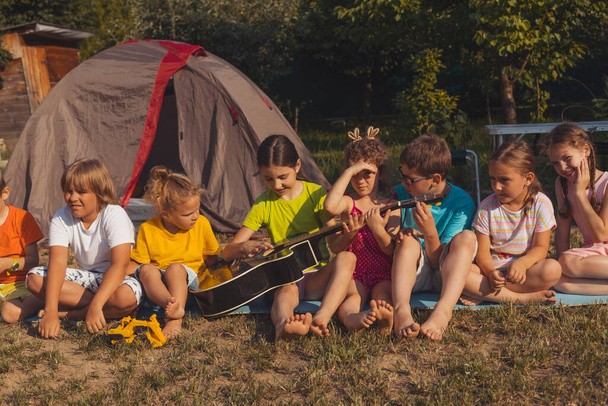 childrens party in the backyard in the summer - Φωτογραφία, εικόνα