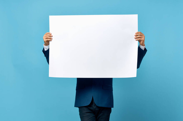 бородатый человек белый баннер в руке чистый лист презентации синий фон - Фото, изображение