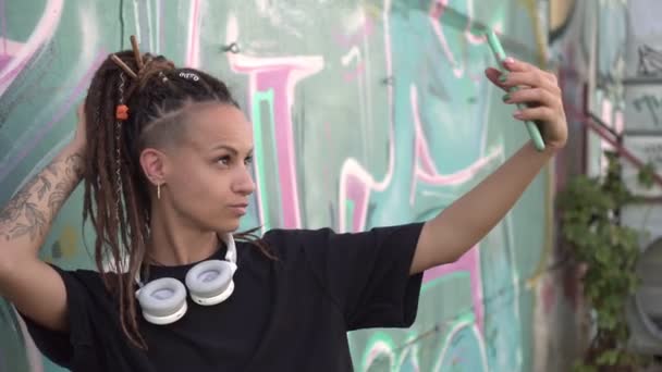 Fiatal vonzó nő csinál szelfi fotó segítségével smartphone szabadban - Felvétel, videó