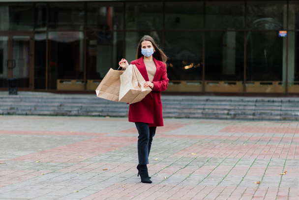 Mladá žena s obličejovou maskou v restauraci, Nový normální koncept pro ochranu koronavirus pandemie - Fotografie, Obrázek