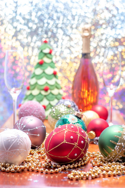 Novoroční dekorace se šampaňským a dvěma sklenicemi na flétnu. - Fotografie, Obrázek