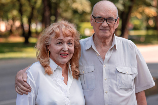 Glückliches Senioren-Familienpaar im Freien - Foto, Bild
