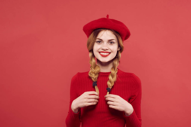 красива жінка в червоному светрі косметика емоції червоний фон
 - Фото, зображення