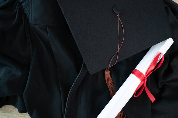 chiudere il tappo di graduazione e tassello di graduazione durante l'inizio del diploma universitario - Foto, immagini