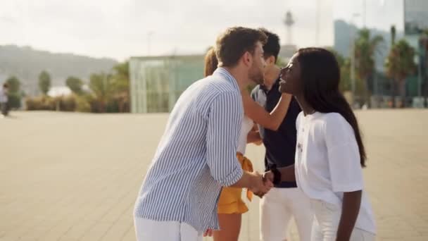 Cuatro amigos multirraciales felices positivos abrazándose y besándose durante la reunión al aire libre en verano - Imágenes, Vídeo