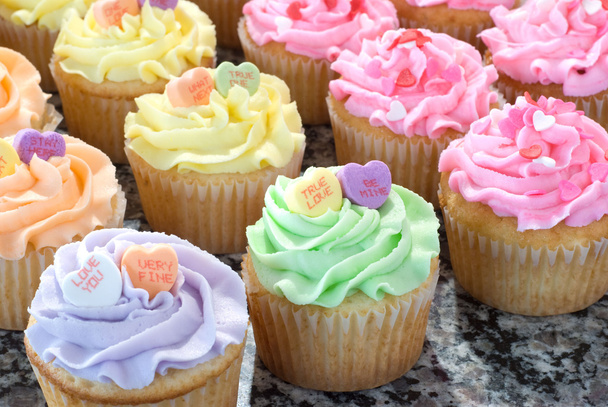 Cupcakes romantiques en rangées
 - Photo, image