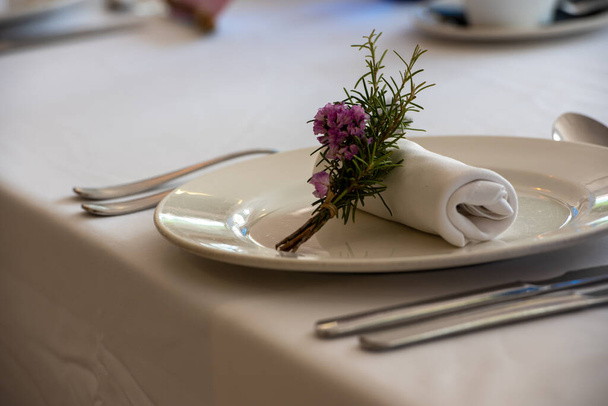 Τραπέζι σερβιρισμένο στο γάμο με φυσικό φως. - Φωτογραφία, εικόνα