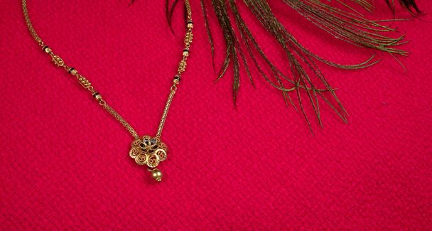 Mangalsutra nebo Zlatý náhrdelník nosit vdané hinduistické ženy, uspořádané s krásným pozadím. Tradiční indické šperky. - Fotografie, Obrázek