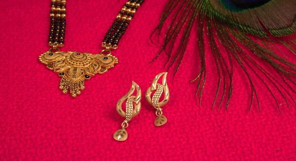 Mangalsutra ή χρυσό κολιέ για να φορέσει από έναν παντρεμένο Ινδουιστές γυναίκες, που διοργανώνονται με όμορφο φόντο. Ινδικό παραδοσιακό κόσμημα. - Φωτογραφία, εικόνα
