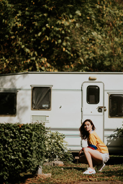 Verano estilo de vida soleado retrato de moda de mujer joven disfrutar de fines de semana, viajes  - Foto, imagen