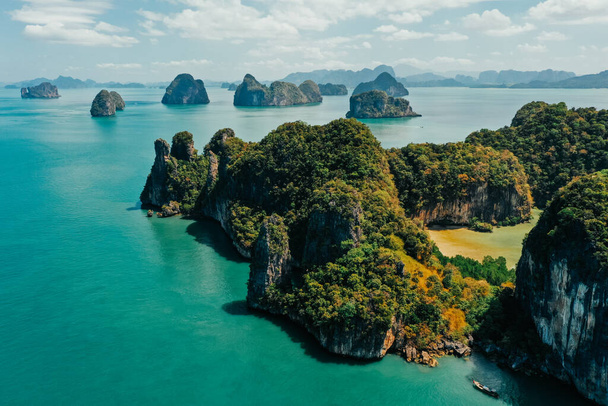 A beautiful view of nature with a calm sea and islands in Than Bok Khorani National Park Ao Thailand - Fotoğraf, Görsel