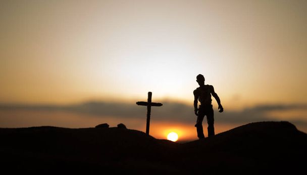 Silhouette einige Zombies auf dem Friedhof herumlaufen bei Sonnenuntergang. Horror-Halloween-Konzept. Selektiver Fokus - Foto, Bild