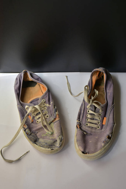velho rasgado e sujo tênis e sapatos - Foto, Imagem